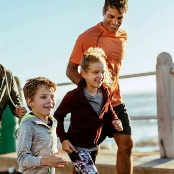 Et si vous profitiez de l’été pour vous mettre au sport en famille ? C’est le moment idéal pour partager de nouvelles activités avec vos proches !