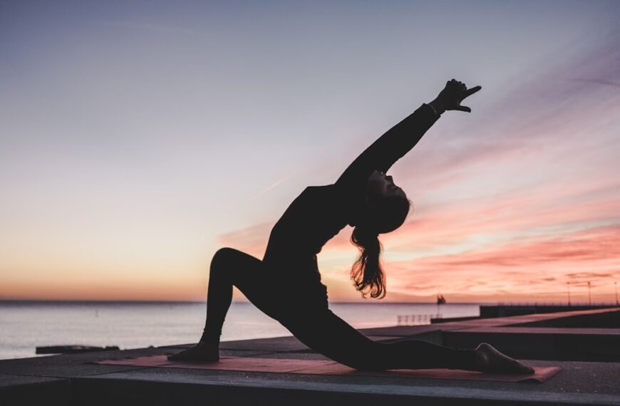 découvrez les bases du yoga pour débutants avec notre guide complet. apprenez les postures essentielles, les techniques de respiration et les conseils pour intégrer le yoga dans votre quotidien. commencez votre voyage vers le bien-être et la sérénité aujourd'hui!