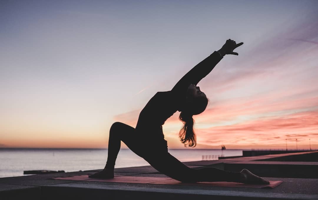 découvrez les bases du yoga pour débutants avec notre guide complet. apprenez les postures essentielles, les techniques de respiration et les conseils pour intégrer le yoga dans votre quotidien. commencez votre voyage vers le bien-être et la sérénité aujourd'hui!